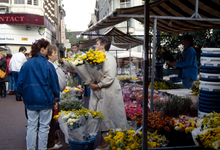 834825 Afbeelding van de bloemenmarkt op de Bakkerbrug te Utrecht.